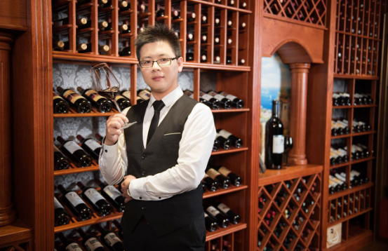 藍菲酒業(yè)首席品酒師、培訓(xùn)師劉俊雄